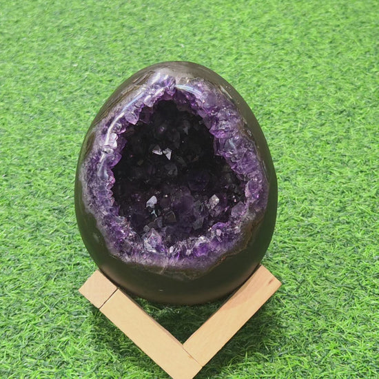 Amethyst Dinosaur Egg / Geode / Cave (Uruguay)