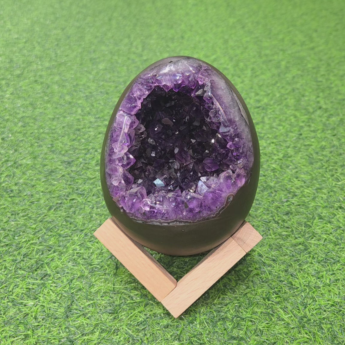 Amethyst Dinosaur Egg / Geode / Cave (Uruguay)